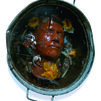 Narciso - visione verticale - terracotta, tinozza, resine, plastiche, oggetti di recupero - cm 44x36x20